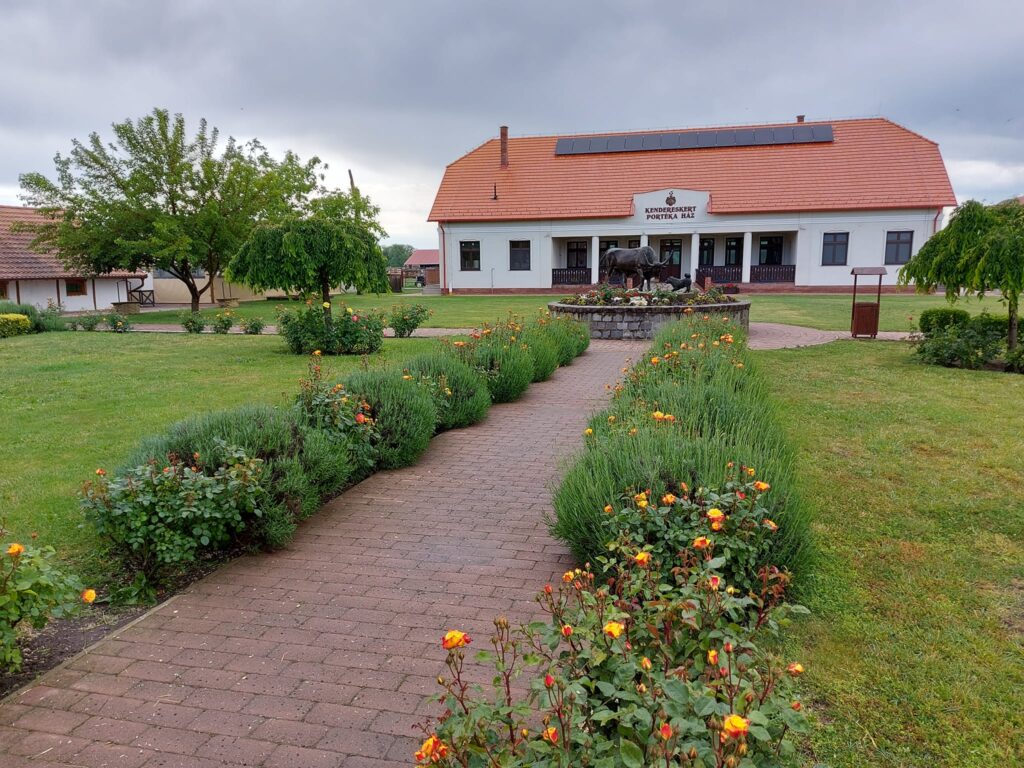 A Kendereskert Hajdúnánáson: nagyon jó példa a rövid ellátási lánc, a biogazdálkodás és a minőségi közétkeztetés közös rendszerének kialakítására - Fotó: Csurja Zsolt, DAA Plusz